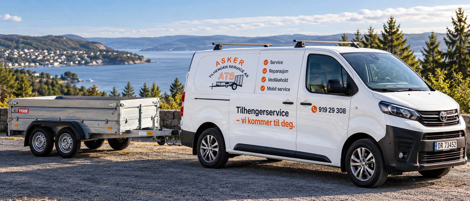 Hvit servicebil parkert ved siden av en tilhenger i norske omgivelser